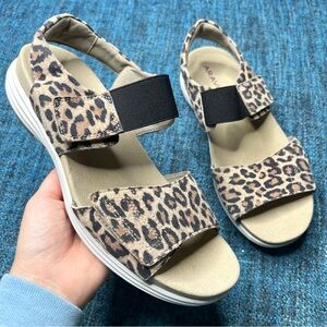 Aravon Beaumont Two Strap Flat Sandals in Leopard Print Women's Size 8 D WIDE